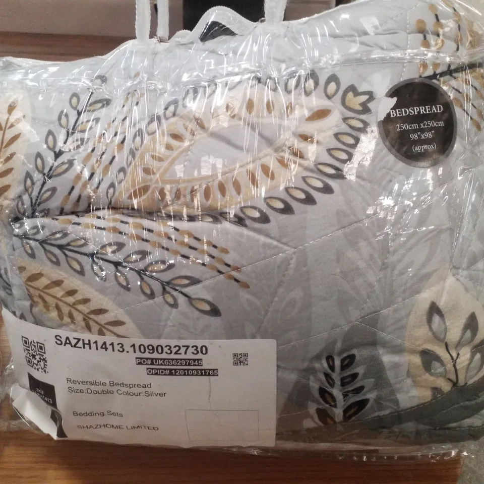 BAGGED AMALYAH POLYESTER FLORAL BEDSPREAD WITH PILLOWCASES - SILVER // SIZE: 250 X 250cm