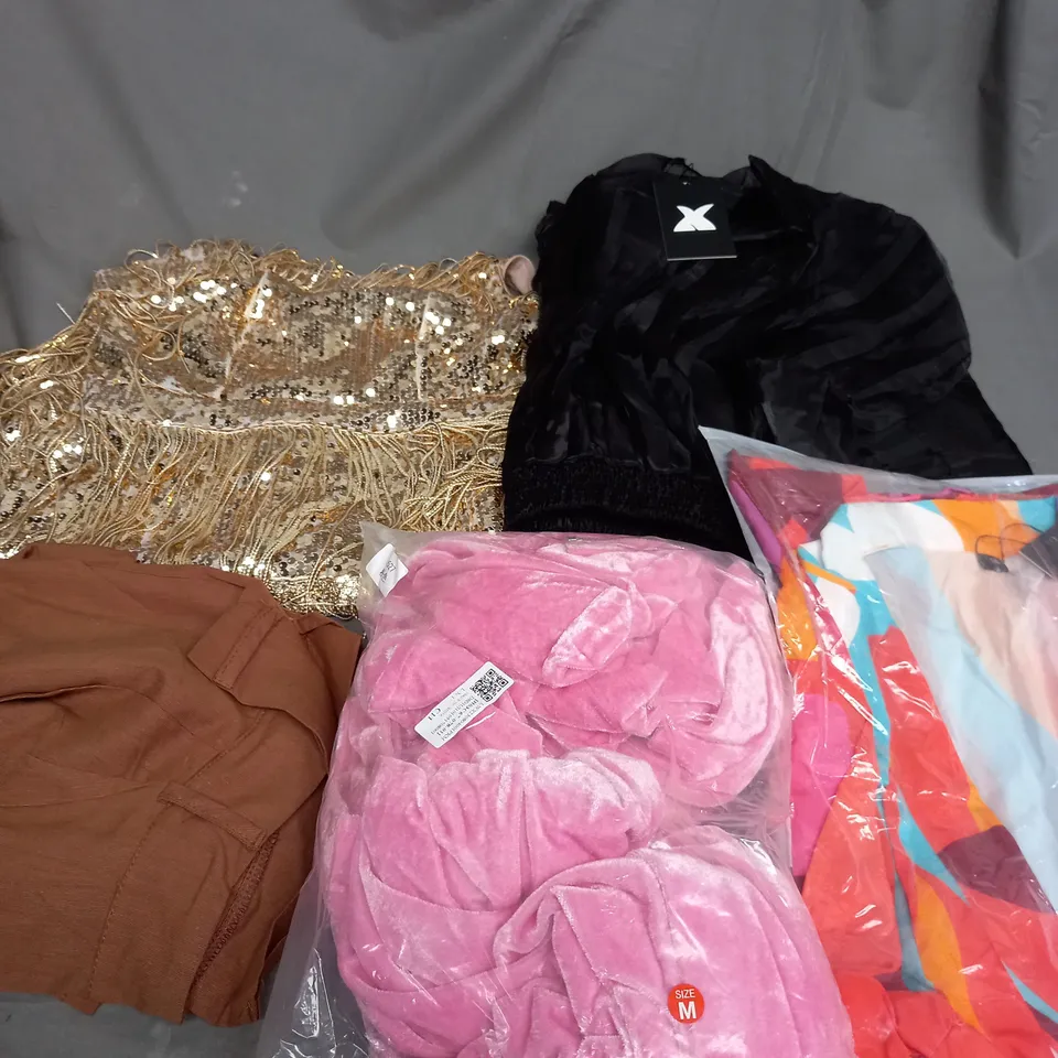 BOX OF APPROXIMATELY 25 ASSORTED CLOTHING ITEMS TO INCLUDE - DRESS , PANTS , TOP ETC