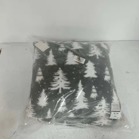 BAGGED AT HOME COLLECTION CHRISTMAS TREE THEMED SOFT FLEECE THROW & PILLOW IN GREY