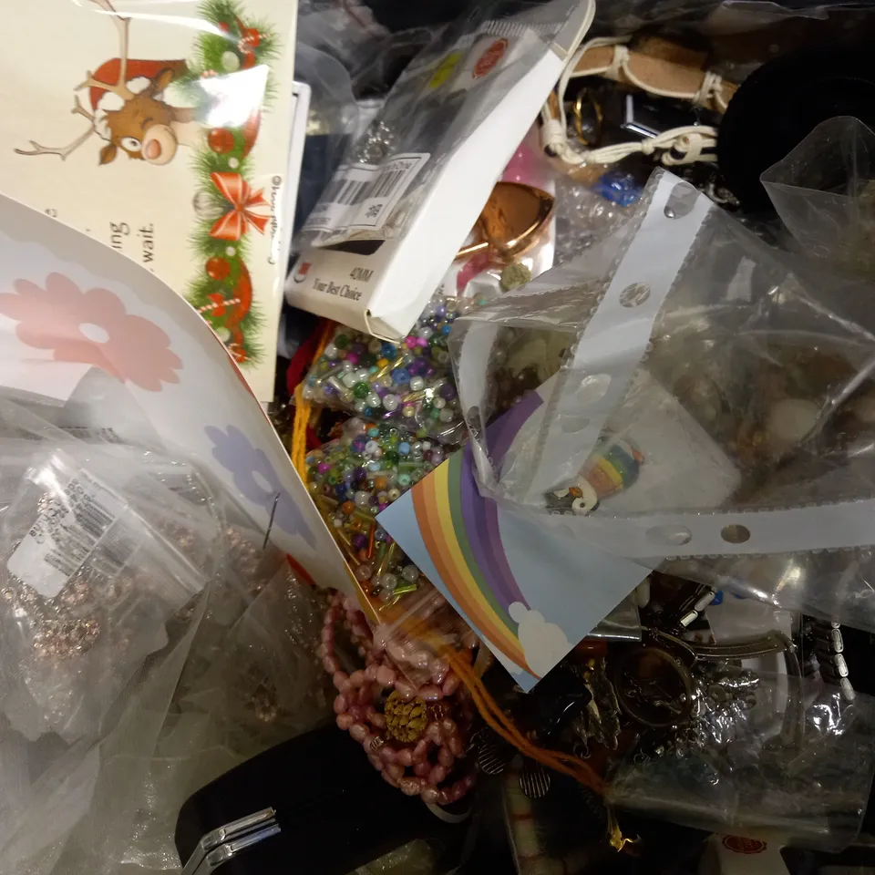 LOT OF APPROXIMATELY 20 JEWELLERY ITEMS, TO INCLUDE EARRINGS, NECKLACES, ETC