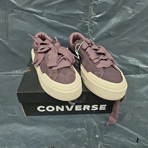 BOXED CONVERSE WOMENS CHUCK TAYLOR ALL STAR - SIZE 6