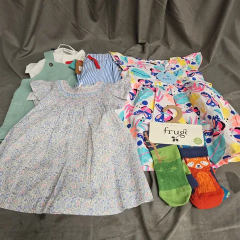 LOT OF 5 ASSORTED KIDS CLOTHING ITEMS IN VARIOUS SIZES TO INCLUDE - DRESS - SOCKS - DUNGAREE SET