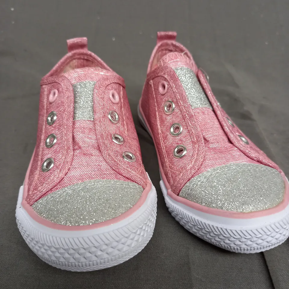 BOX OF APPROXIMATELY 8 PAIRS OF PINK AND WHITE JUNIOR SHOES 