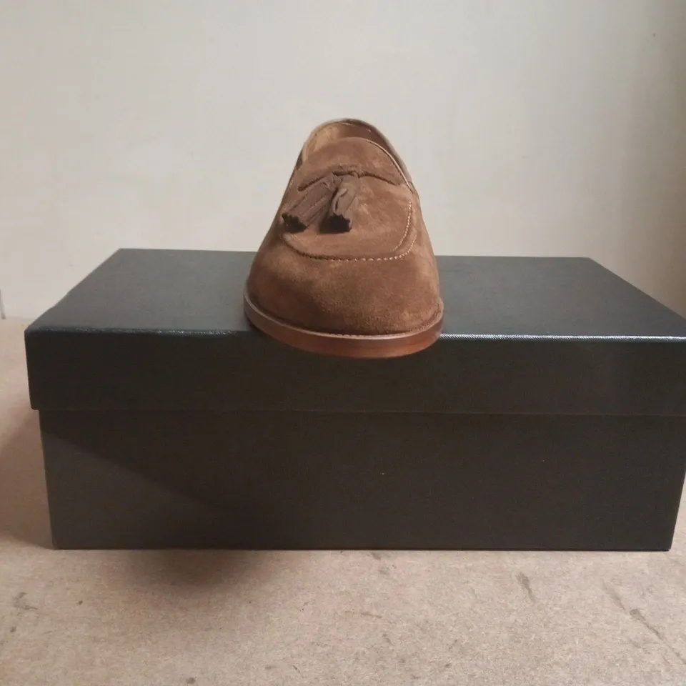 BOXED PAIR OF WILDSMITH MODEL 82 LOAFERS IN DARK TAN SUEDE SIZE 7.5