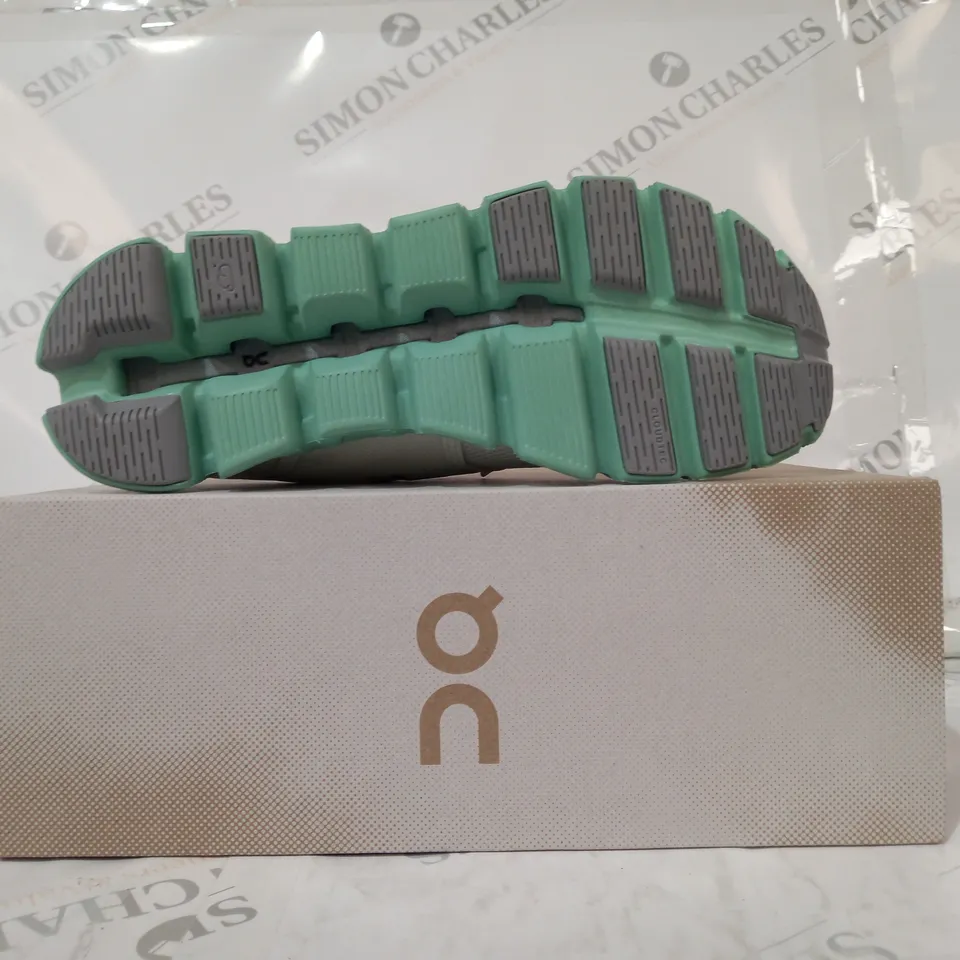 BOXED PAIR OF ON CLOUD 5 TRAINERS IN WHITE/CREEK UK SIZE 6