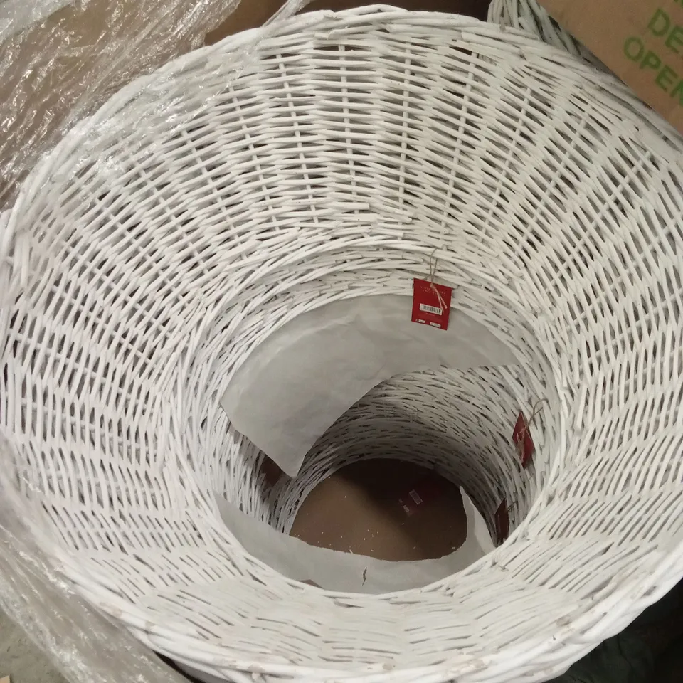 PALLET TO CONTAIN A LARGE QUANTITY OF CHRISTMAS TREE SKIRTS