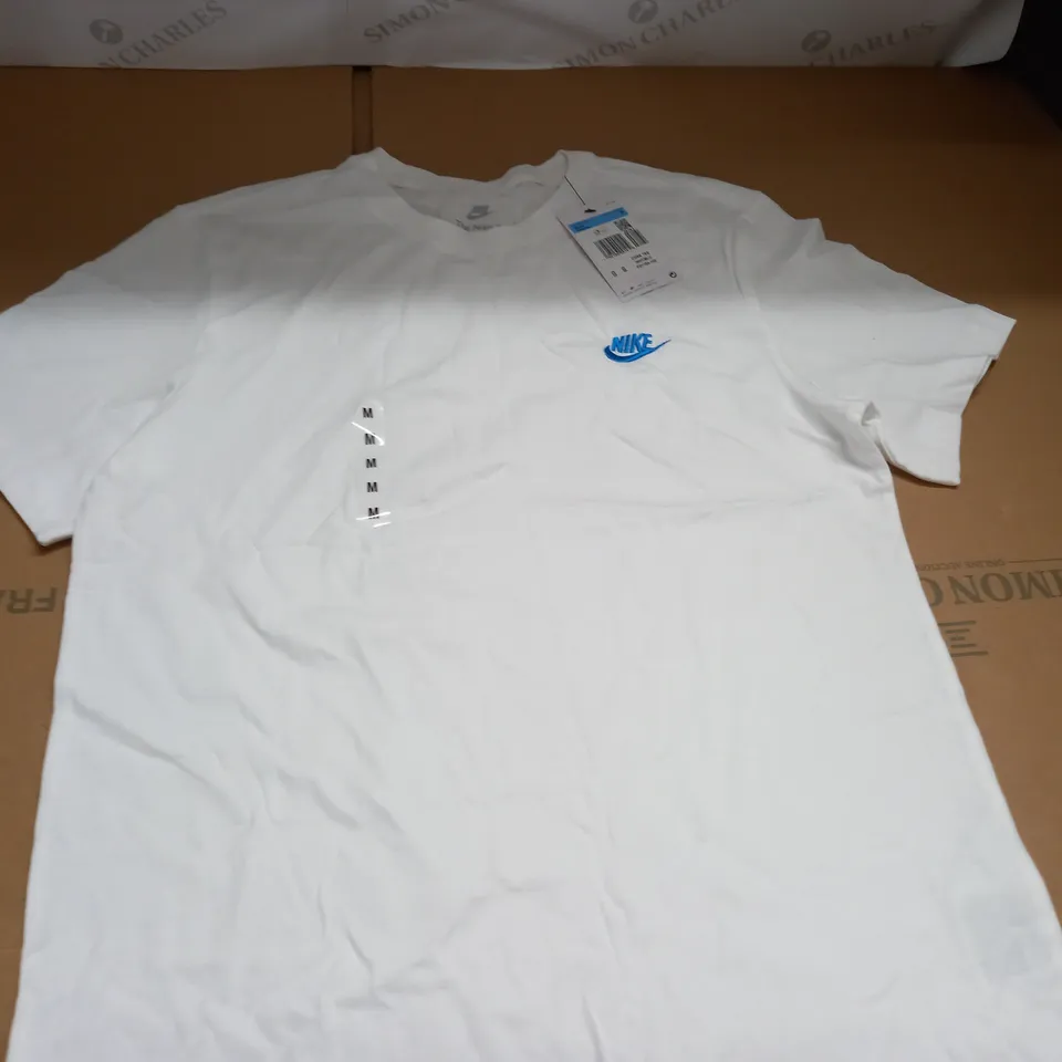 NIKE WHITE T-SHIRT - M