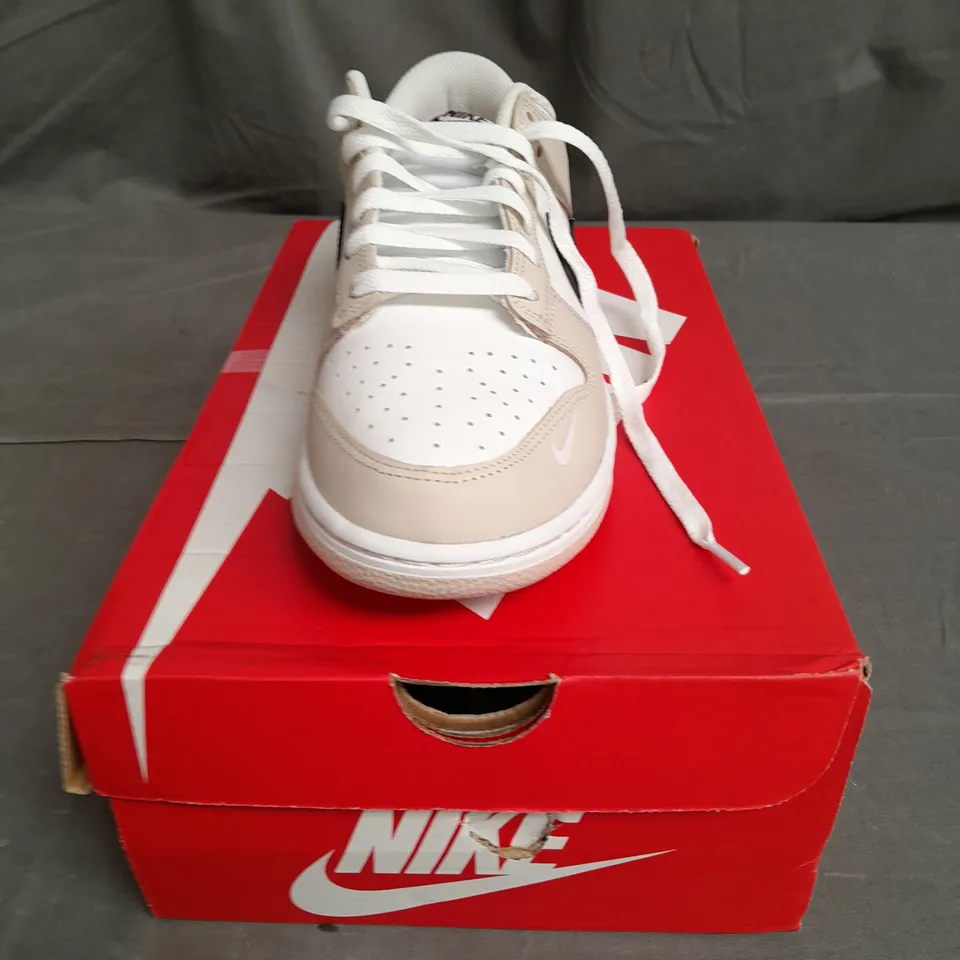 BOXED PAIR OF NIKE DUNKS LOW SIZE 7