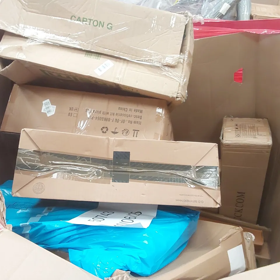 PALLET OF ASSORTED ITEMS INCLUDING: MINI TRAMPOLINE, ADJUSTABLE BADMINTON RACKET, AREA RUG, FOLDING PET CRATE ECT