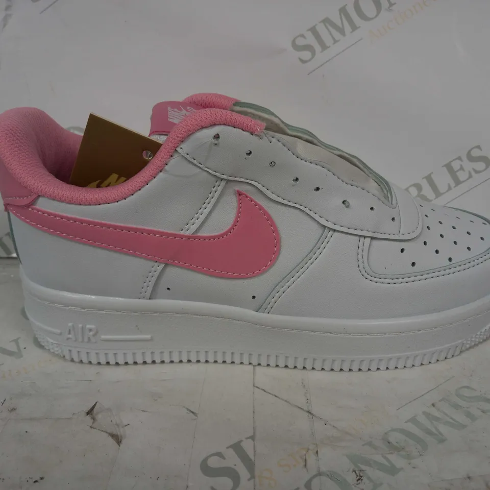 BOXED PAIR OF NIKE AIR FORCE 1 SHOES IN WHITE/PINK UK SIZE 6