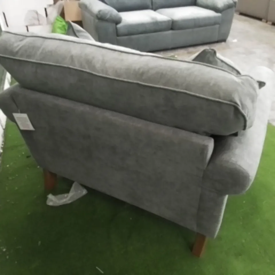 DESIGNER WILLIAM GREY FABRIC CUDDLE CHAIR ON WOODEN FEET 