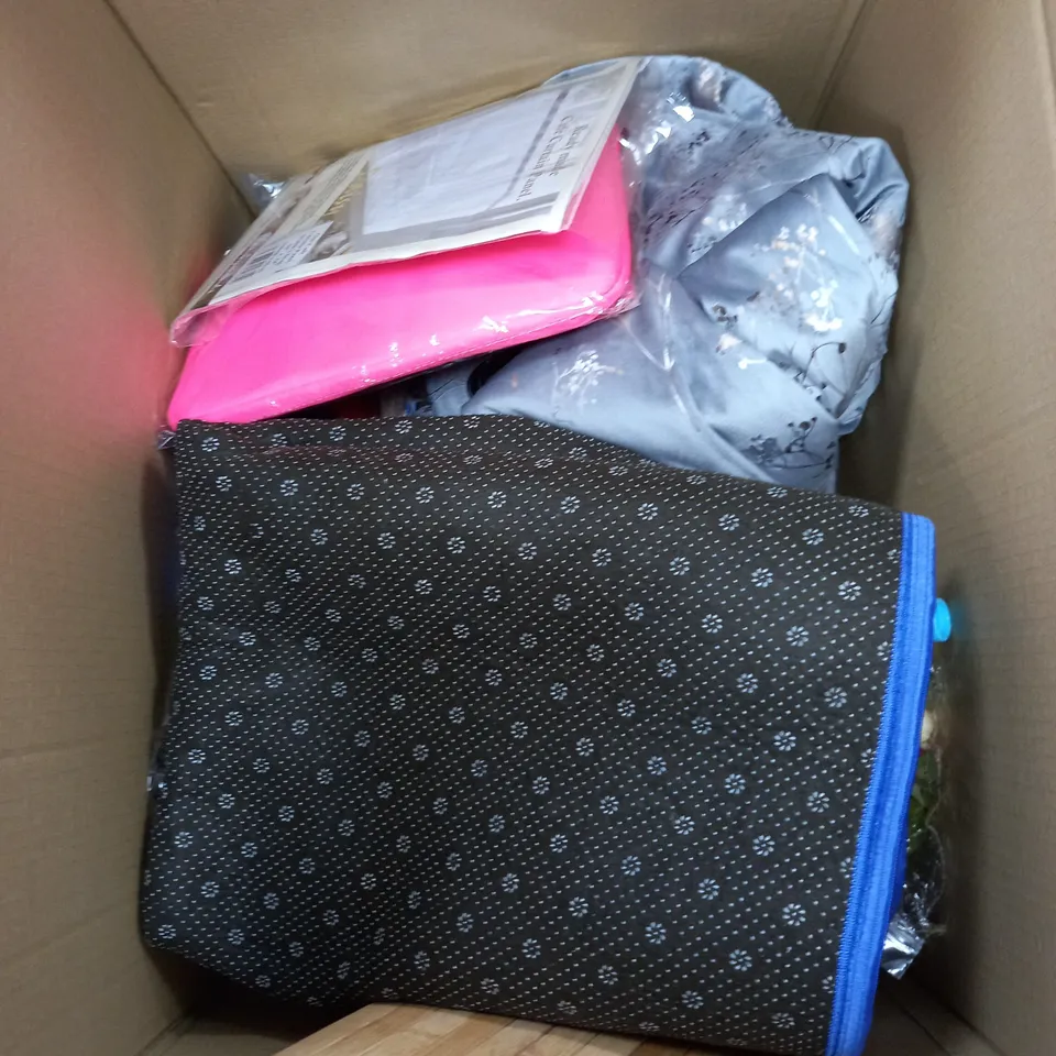 BOX OF APPROXIMATELY 15 ASSORTED ITEMS TO INCLUDE TRAVELMARVEL BAG, TOOLPLUS TAPE MEASURE, OVEN GLOVE ETC