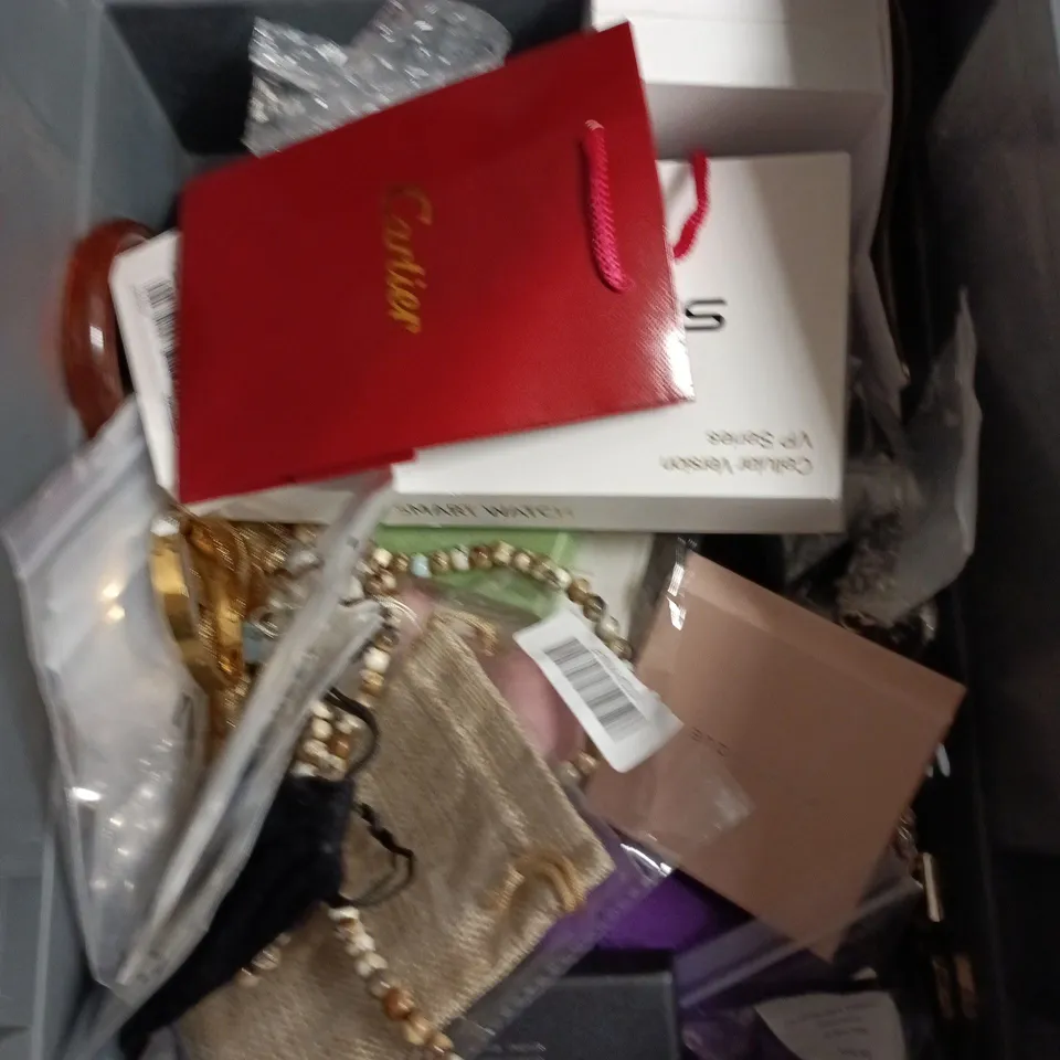 APPROXIMATELY 10 ASSORTED JEWELLERY ITEMS TO INCLUDE - NECKLACE ,WATCH , EARRINGS ETC
