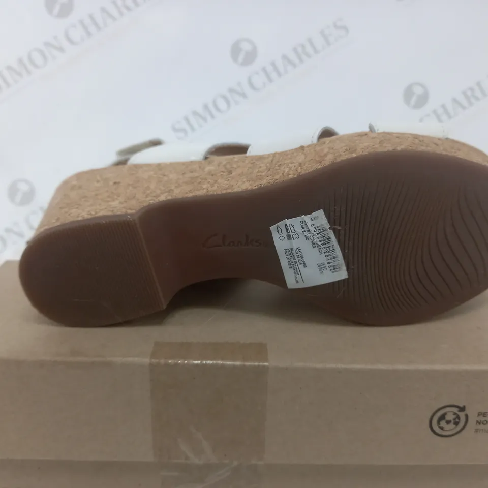 BOXED PAIR OF COLLECTION BY CLARKS OPEN-TOE STRAPPY WEDGE SANDALS IN WHITE SIZE 6