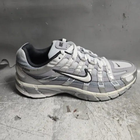 UNBOXED PAIR OF NIKE BOWERMAN SERIES RIDELINER TRAINERS IN SILVER - UK 7.5
