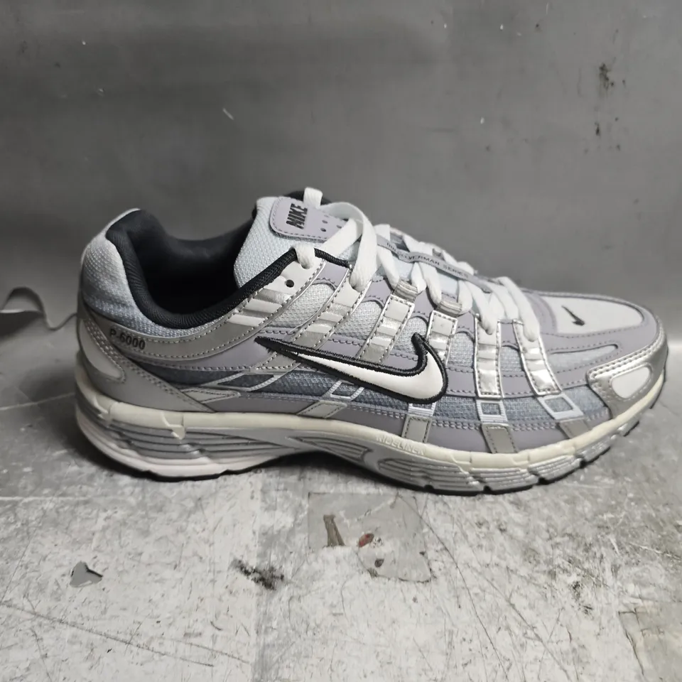 UNBOXED PAIR OF NIKE BOWERMAN SERIES RIDELINER TRAINERS IN SILVER - UK 7.5