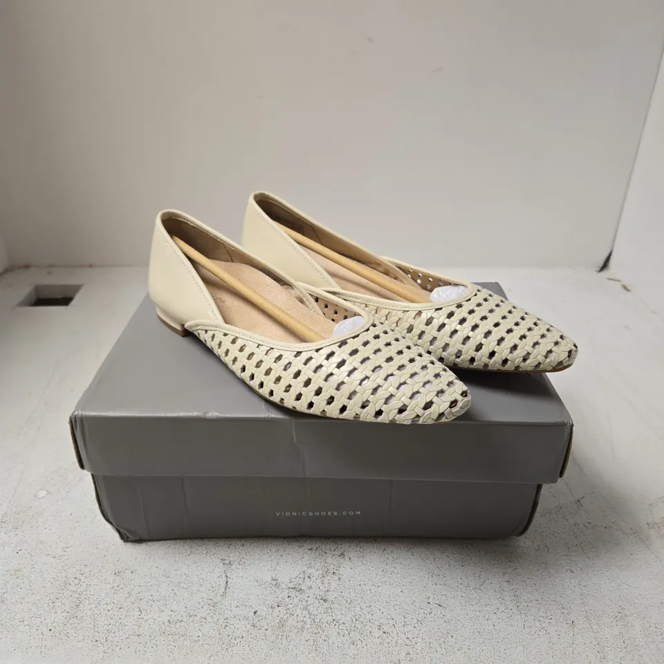 VIONIC GRACIA WOVEN FLATS – 5.5