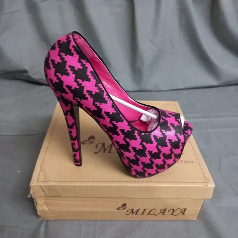 APPROXIMATELY 12 PAIRS OF WOMENS PATTERNED HIGH HEELS SHOES IN VARIOUS SIZES