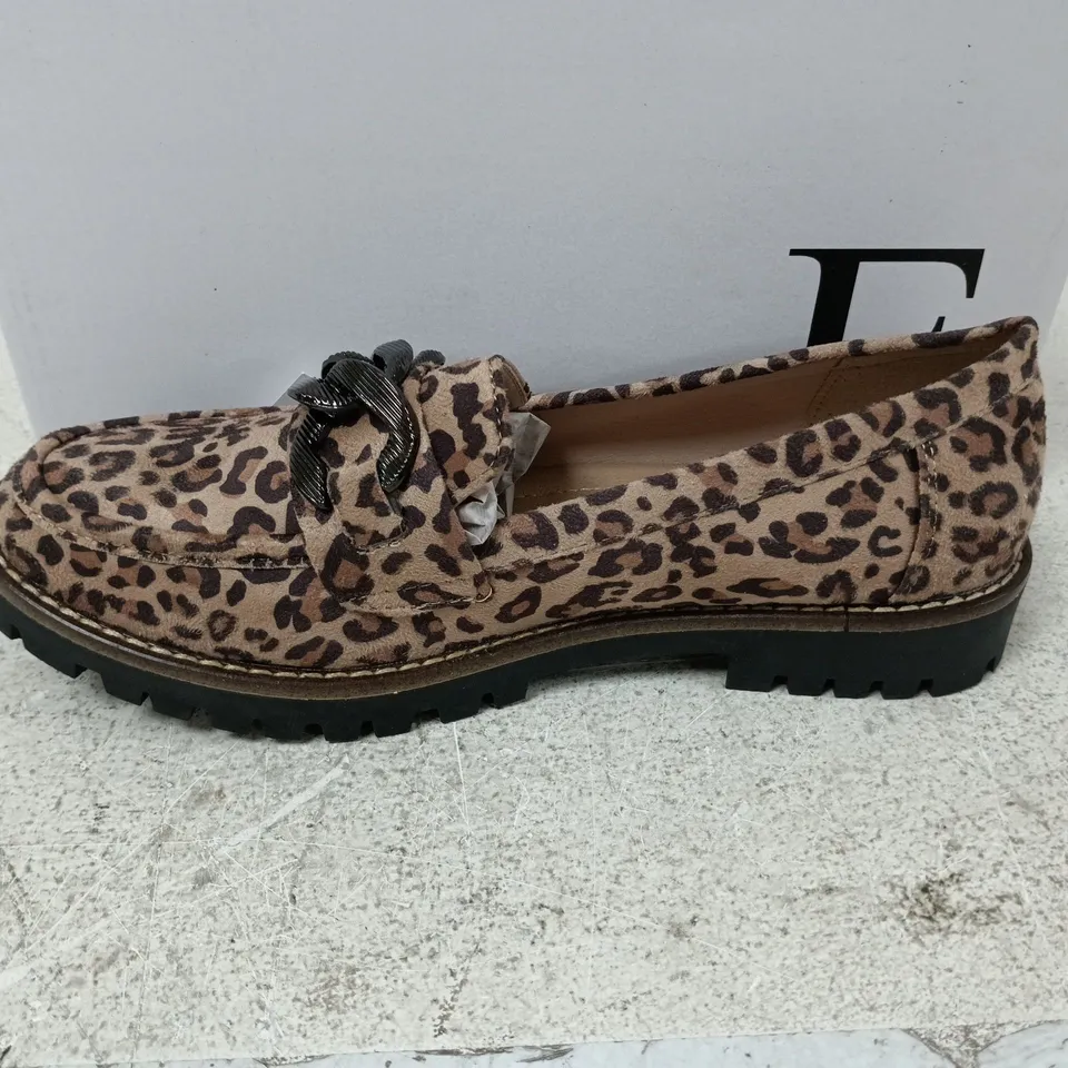 BOXED PAIR OF SHOES BY EMMA ADELINE SHOES IN LEOPARD - UK SIZE 7