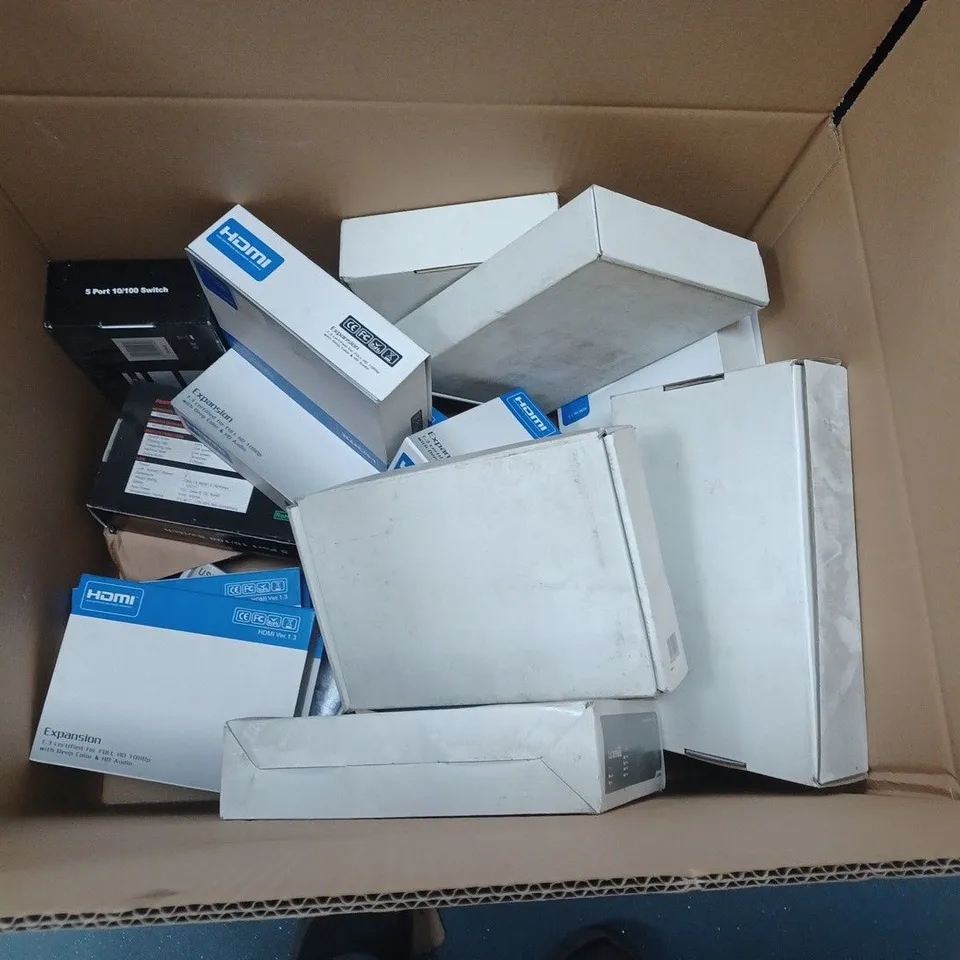 APPROXIMATELY 15 ASSORTED ELECTRICAL ITEMS TO INCLUDE 3.5" HDD ENCLOSURE, WEB CAMERA AND A 5 PORT SWITCH