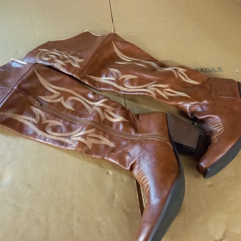 PAIR OF BROWN COWBOY STYLE BOOTS - 39