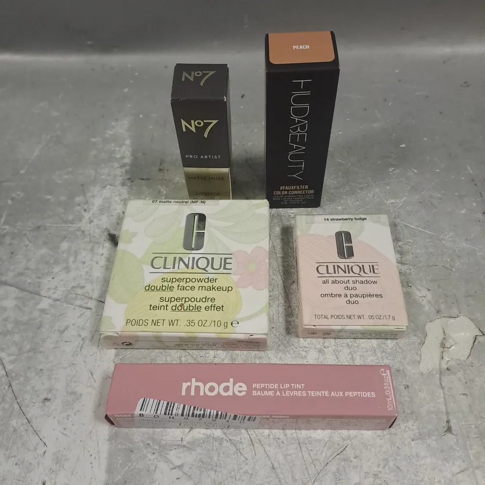 LOT OF APPROX 5 ASSORTED COSMETIC PRODUCTS TO INCLUDE - CLINIQUE STRAWBERRY FUDGE SHADOW DUO - N07 PRO ARTIST MATTE MUSE LIPSTICK IN NUDE CHIC - HUDABEAUTY COLOUR CORRECTING LIQUID IN PEACH - ETC