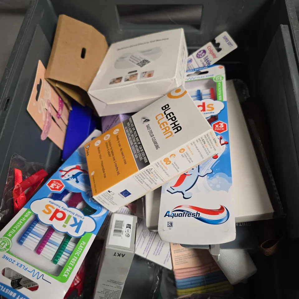 APPROXIMATELY 20 ASSORTED HEALTH AND BEAUTY PRODUCTS INCLUDING AQUAFRESH  KIDS TOOTHBRUSHES , MULTIFUNCTIONAL ELECTRIC NAIL MACHINE AND EYELID CLEANSER 