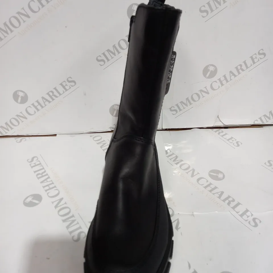 RIEKER CHELSEA BOOT IN BLACK SIZE 5