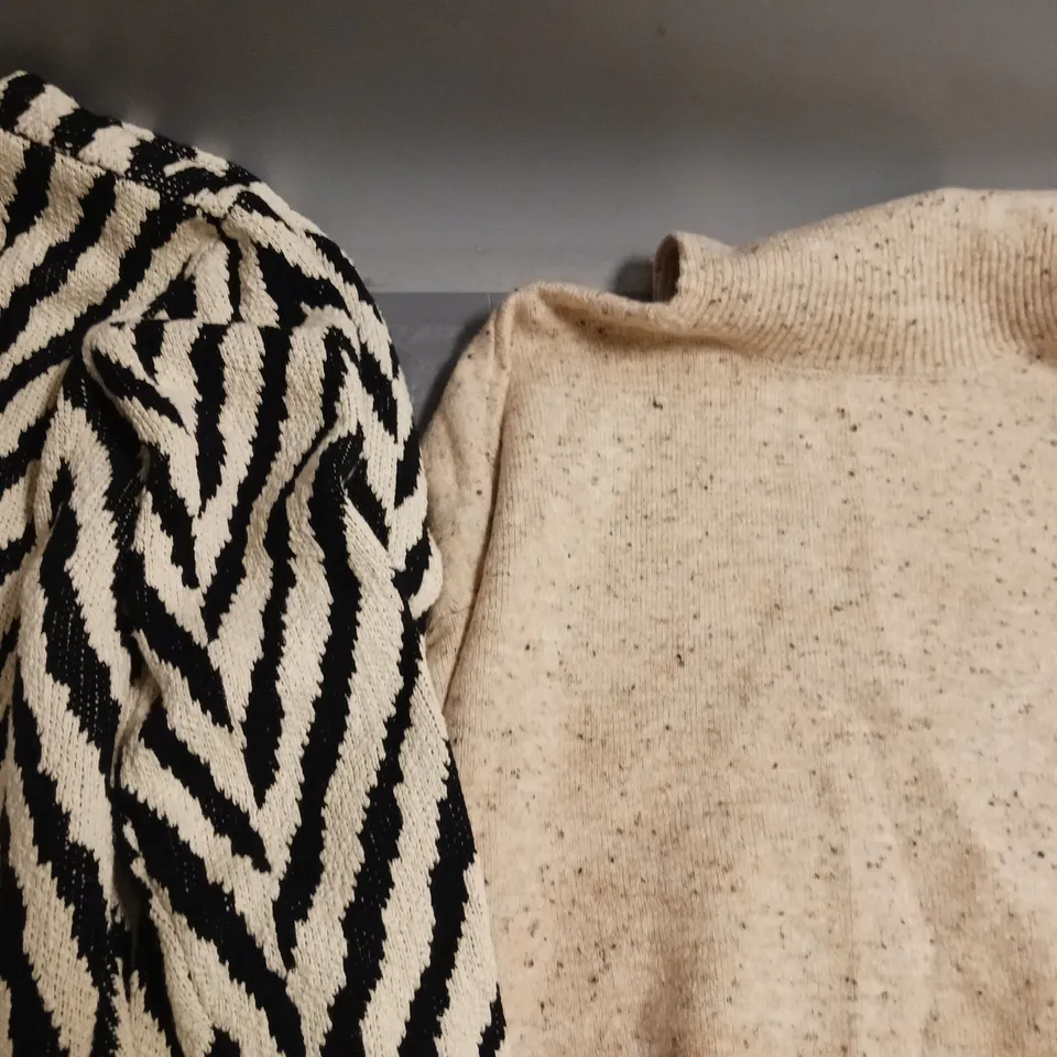 BOX OF APPROXIMATELY 10 ASSORTED CLOTHING AND FASHION ITEMS IN VARIOUS STYLES, SIZES, AND COLOURS / COLLECTION ONLY 