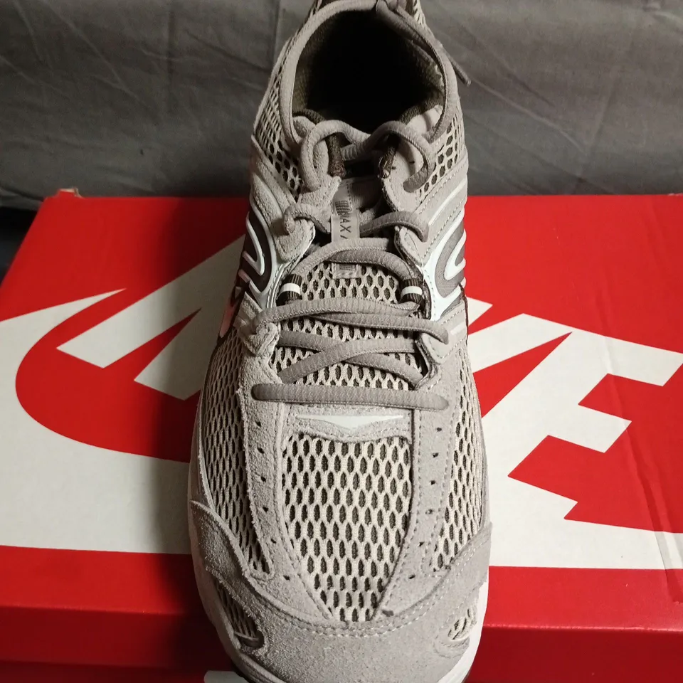 BOXED PAIR OF NIKE AIR MAX MOTO 2K TRAINERS - UK SIZE 10