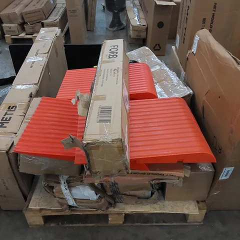 PALLET OF ASSORTED SPORT PARTS TO INCLUDE FORB PORTABLE GOLF NET, AND PLATINUM TOUR DARTBOARD