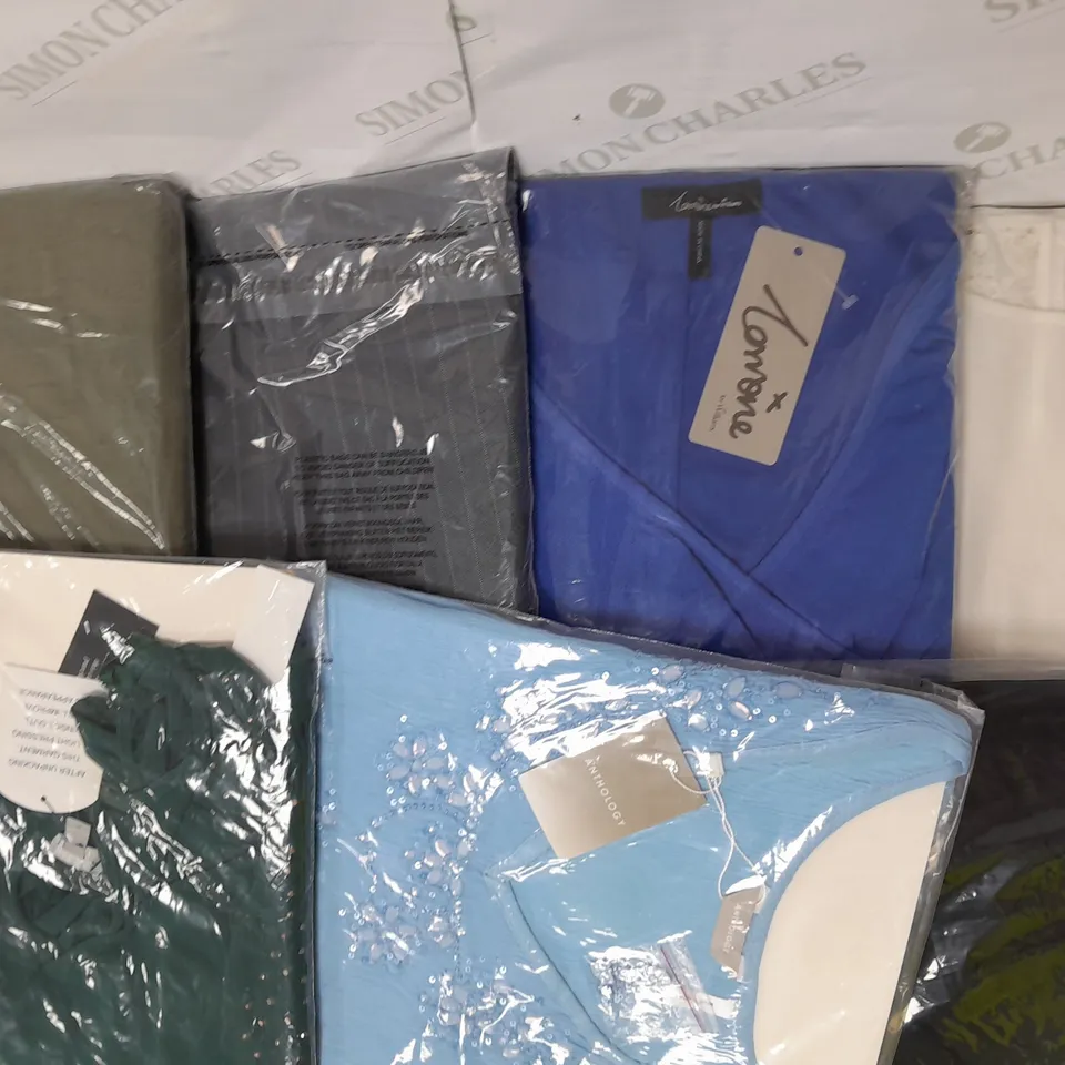 LOT OF APPROX 16 CLOTHING ITEMS IN VARIOUS BRANDS, STYLES, COLOURS AND SIZES