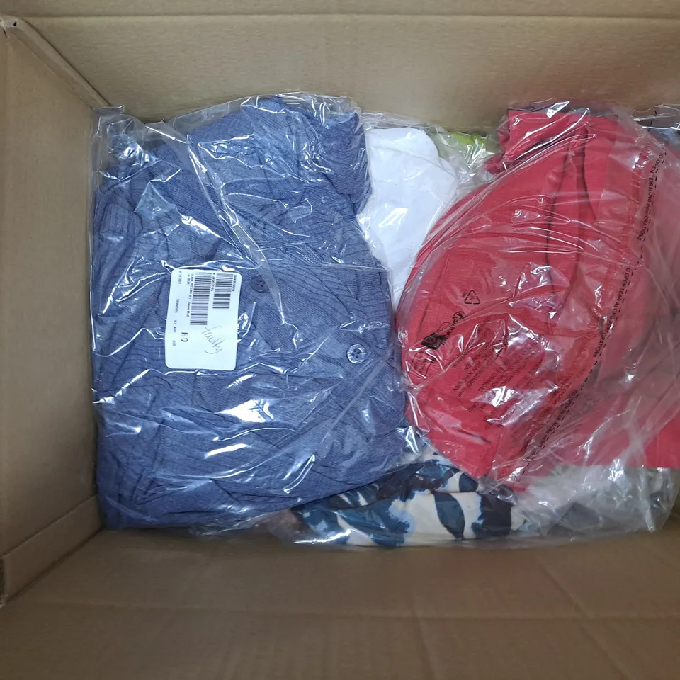APPROXIMATELY 15 ASSORTED CLOTHING ITEMS IN VARIOUS SIZES, COLOURS & STYLES TO INCLUDE TROUSERS, SHIRTS, DENIM BLAZER, ETC