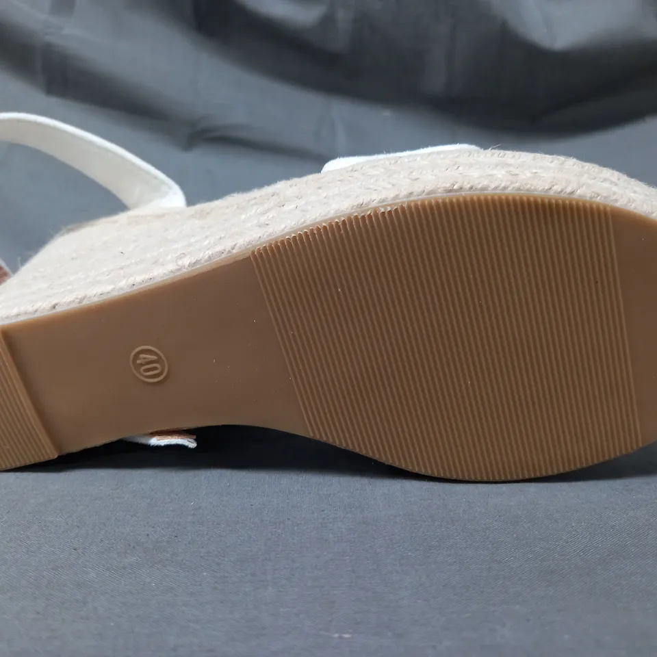 BOXED PAIR OF DESIGNER OPEN TOE HIGH WEDGE SANDALS IN WHITE EU SIZE 40