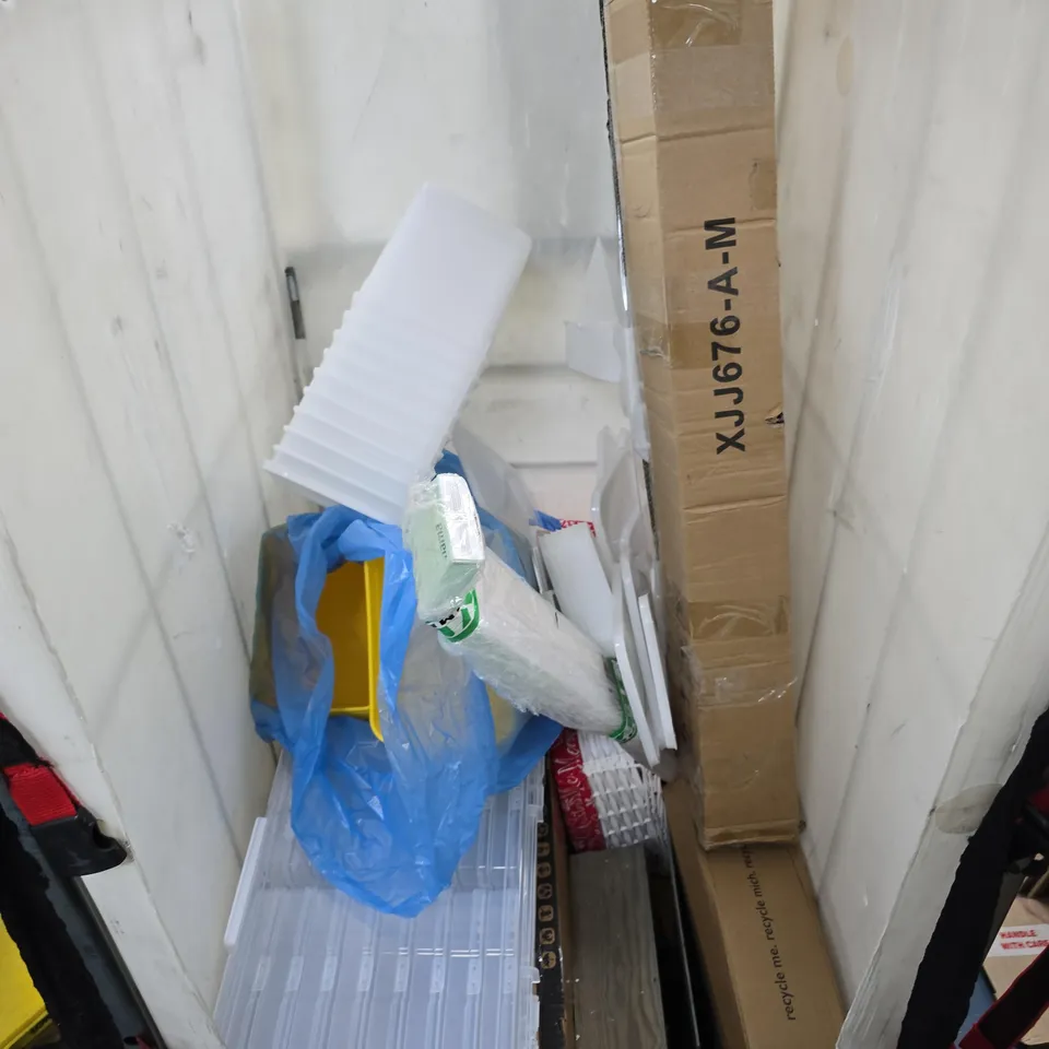 JOB LOT OF APPROXIMATELY 12 ASSORTED ITEMS TO INCLUDE YELLOW CONTAINERS AND WHITE CONTAINERS