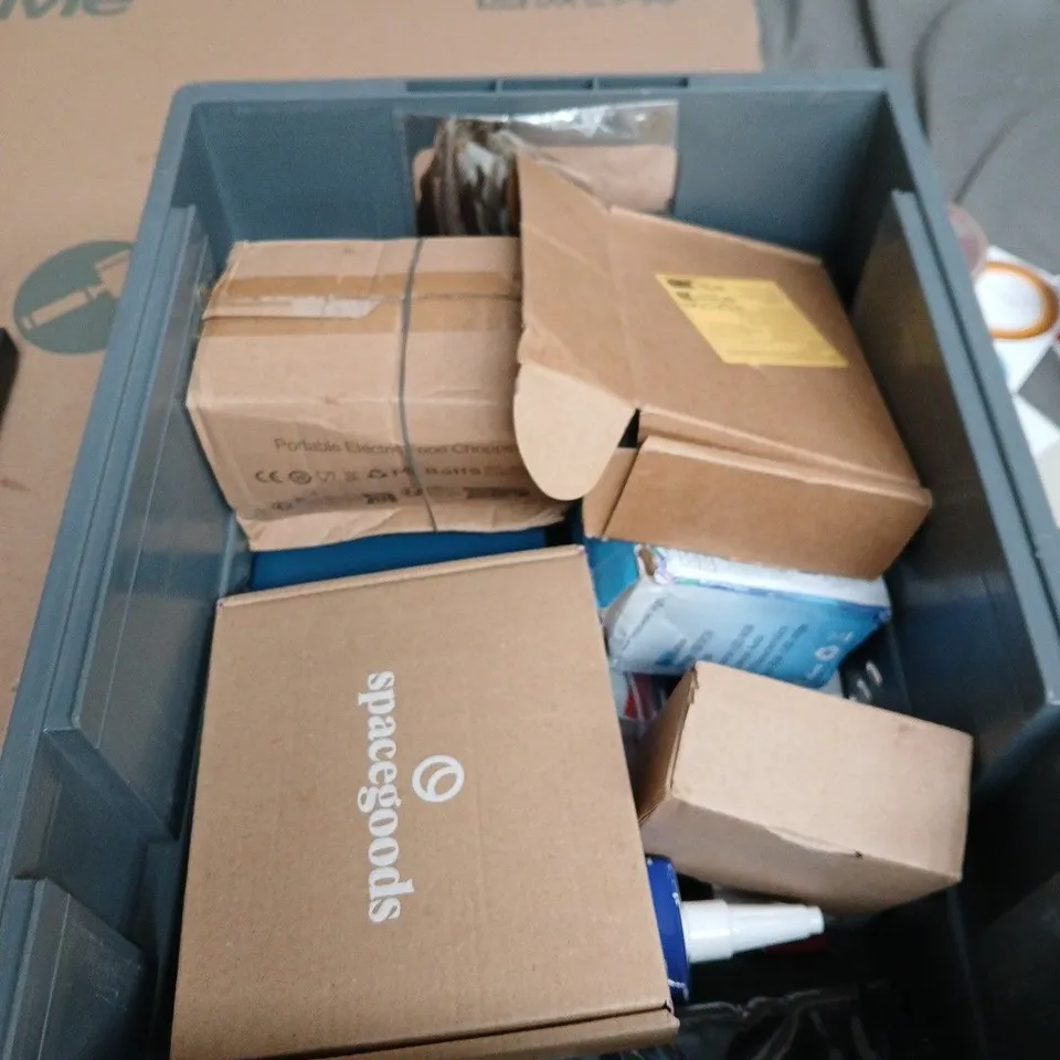 APPROXIMATELY 15 ASSORTED HOUSEHOLD PRODUCTS TO INCLUDE RADIATOR THERMOSTAT , SPACEGOODS AND ESSENTIAL BAG