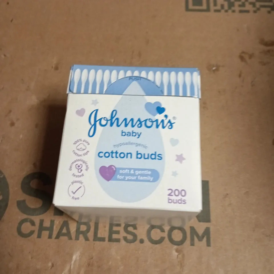 BOX OF APPROXIMATELY 20 ASSORTED COSMETIC ITEMS INCLUDING SLICK GORILLA HAIR STYLING POWDER , JADE ROLLER AND JOHNSONS COTTON BUDS