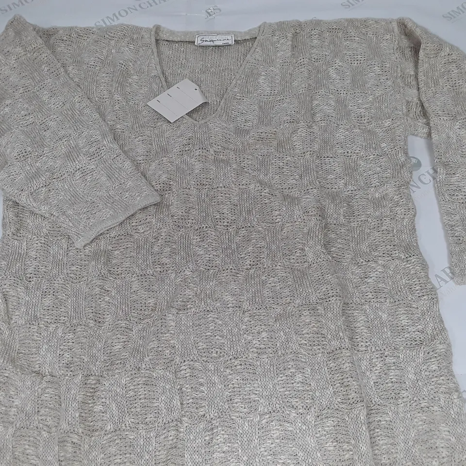 LOT OF APPROXIMATELY 20 V-NECK JUMPERS IN CREAM - SIZE UNSPECIFIED