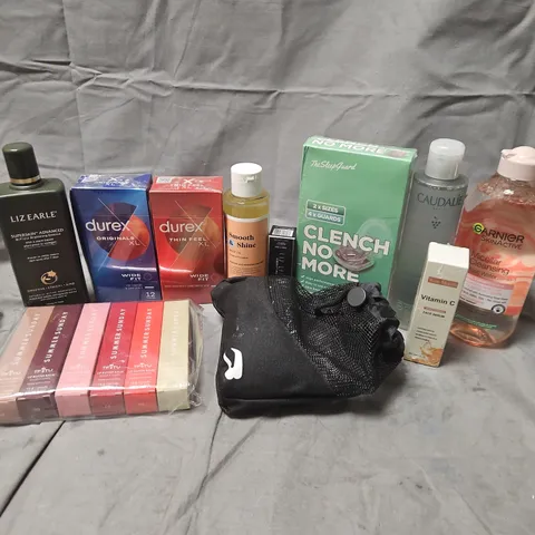 APPROXIMATELY 15 ASSORTED HEALTH & BEAUTY PRODUCTS TO INCLUDE LIZ EARLE SUPERSKIN ADVANCED, DUREX CONDOMS, GARNIER MICELLAR CLEANSING ROSE WATER, ETC