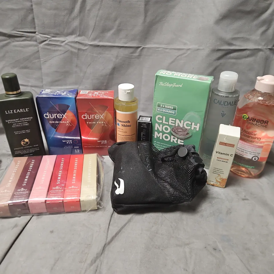 APPROXIMATELY 15 ASSORTED HEALTH & BEAUTY PRODUCTS TO INCLUDE LIZ EARLE SUPERSKIN ADVANCED, DUREX CONDOMS, GARNIER MICELLAR CLEANSING ROSE WATER, ETC
