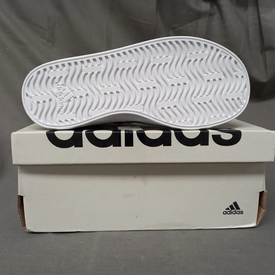 BOXED PAIR OF ADIDAS KIDS SHOES IN BLACK/WHITE UK SIZE 12