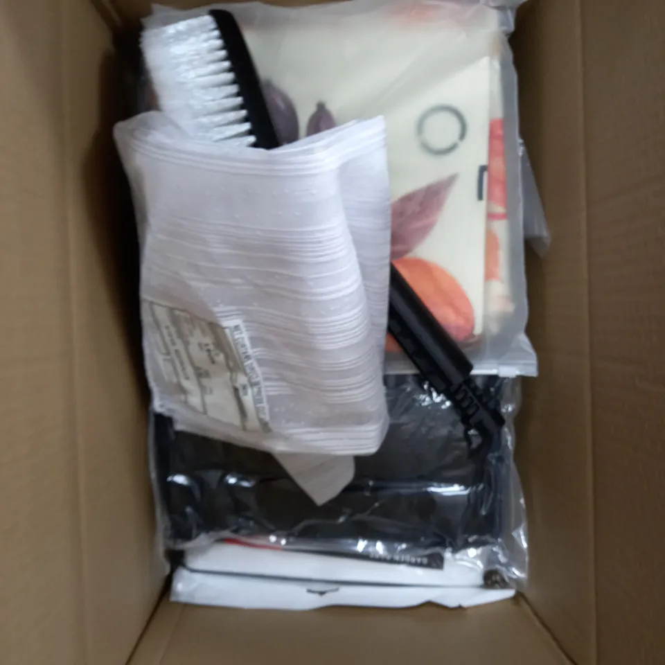 BOX OF ASSORTED ITEMS TO INCLUDE - GREY BED SHEET / SELF-EXTINGUISHING ASHTRAY AND TABLE CLOTHS 