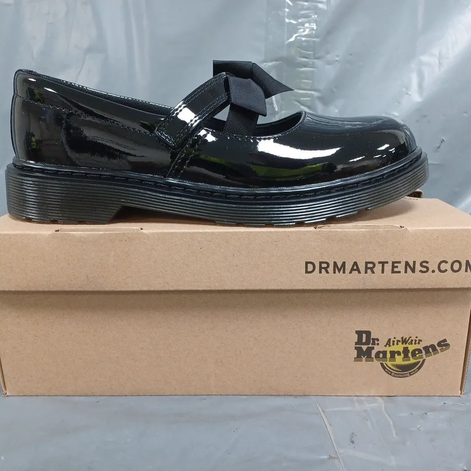 BOXED PAIR OF DR MARTENS MACCY II Y SHOES IN GLOSSY BLACK SIZE UK 5
