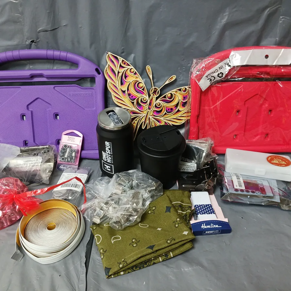 APPROXIMATELY 12 ASSORTED HOUSEHOLD ITEMS TO INCLUDE TABLET CASE, ONE HOTSPUR BOTTLE, BUTTERFLY ORNAMENT, ETC