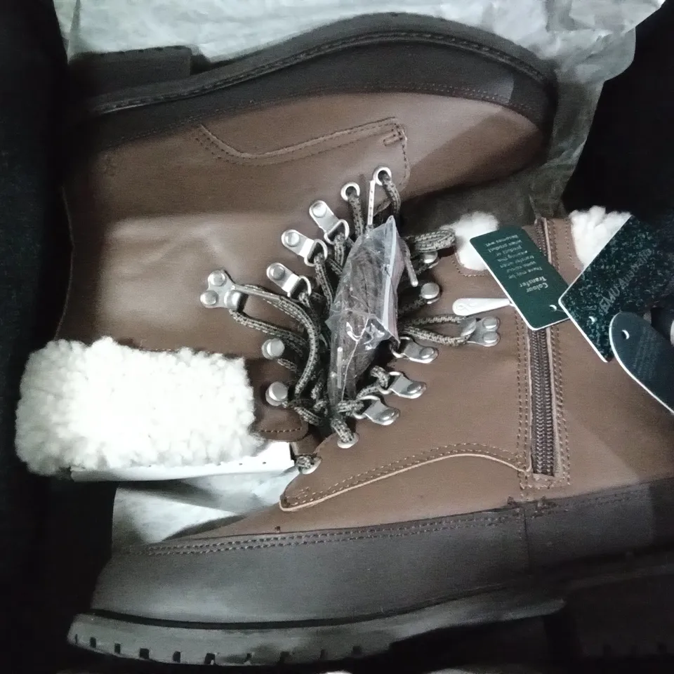 4 SHOE BOXES CONTAINING EMU OKAB WATERPROOF BOOTS OAK SIZE 5