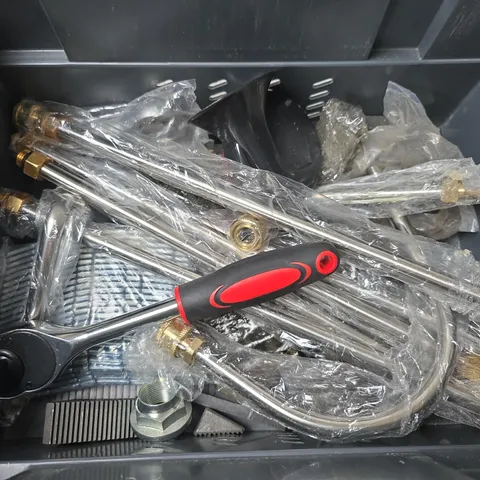 APPROXIMATELY 6 ASSORTED VEHICLE PARTS & ACCESSORIES TO INCLUDE VEHICLE HORN, SOCKET WRENCH, ETC