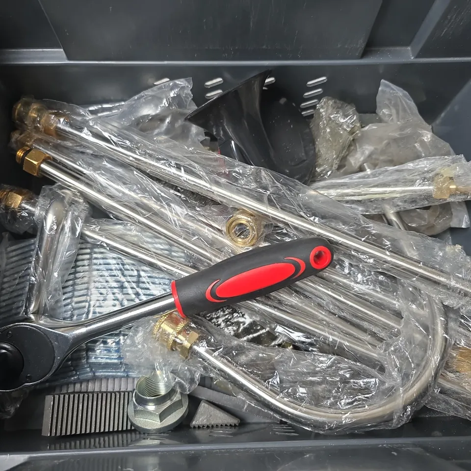 APPROXIMATELY 6 ASSORTED VEHICLE PARTS & ACCESSORIES TO INCLUDE VEHICLE HORN, SOCKET WRENCH, ETC