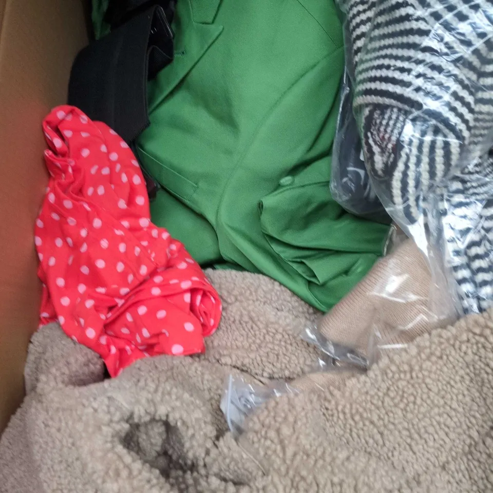 BOX OF APPROXIMATELY 20 ASSORTED CLOTHING ITEMS TO INCLUDE HAT, TOPS, TROUSERS, ETC