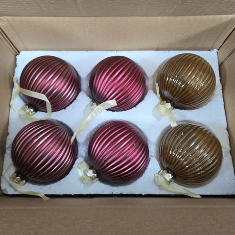 SET OF 6 BURGUNDY RIBBED GLASS BAUBLES 