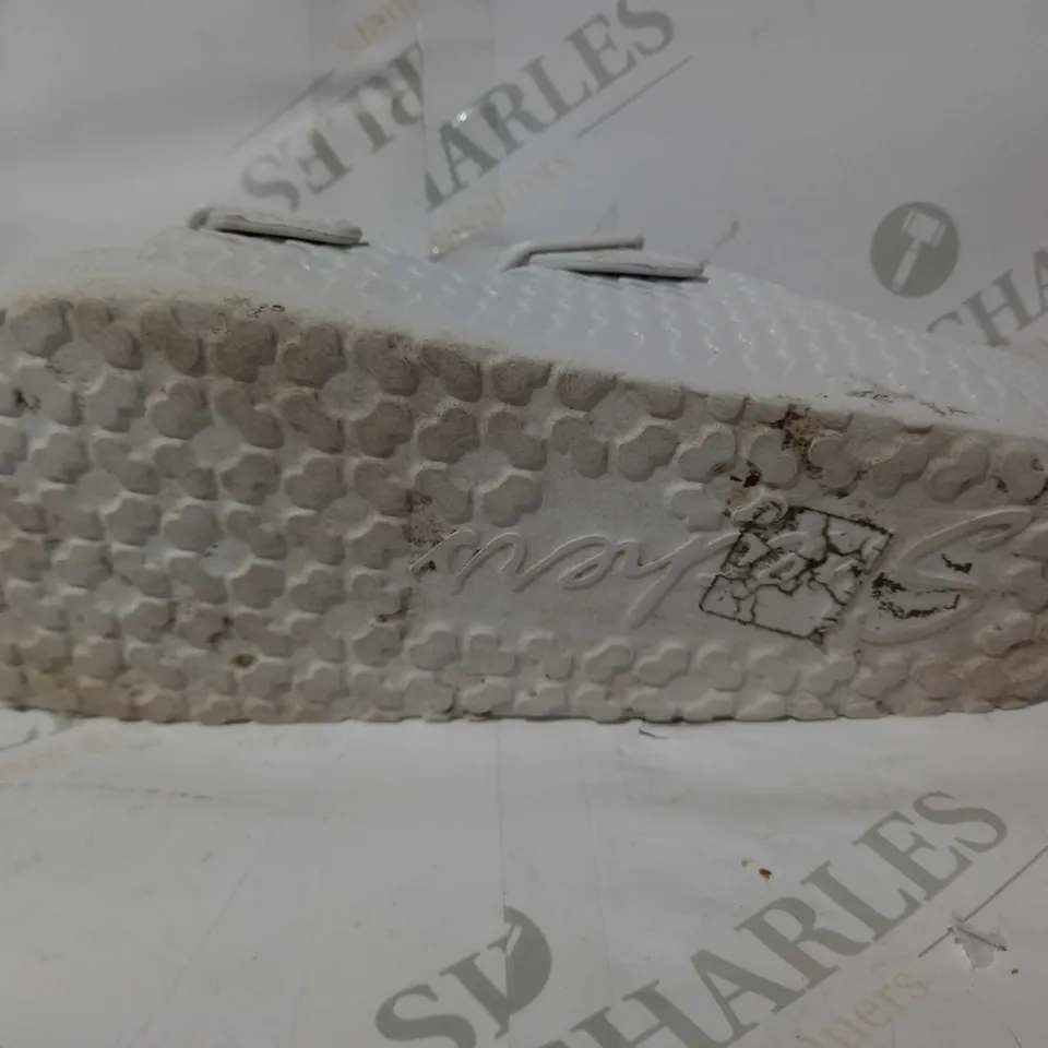 BOXED PAIR OF SKECHERS SANDALS IN WHITE UK SIZE 5